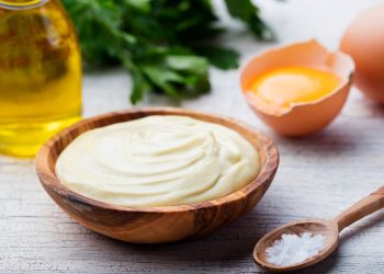 Temukan bahan pengganti mayones sehat seperti Greek yogurt, alpukat, sour cream, dan tahu yang tetap creamy dan lezat untuk berbagai hidangan. (Foto: iStock)