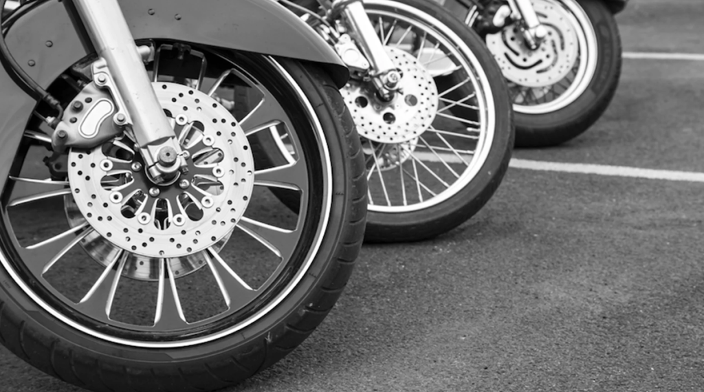 Ingin pelek motor tetap mengilap dan bebas kotoran? Simak cara merawat dan membersihkan pelek motor agar tampak baru setiap hari. (Foto: ridergalau.id)