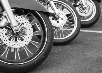 Ingin pelek motor tetap mengilap dan bebas kotoran? Simak cara merawat dan membersihkan pelek motor agar tampak baru setiap hari. (Foto: ridergalau.id)