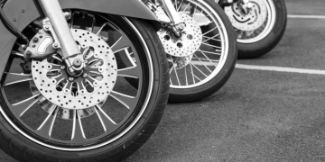 Ingin pelek motor tetap mengilap dan bebas kotoran? Simak cara merawat dan membersihkan pelek motor agar tampak baru setiap hari. (Foto: ridergalau.id)