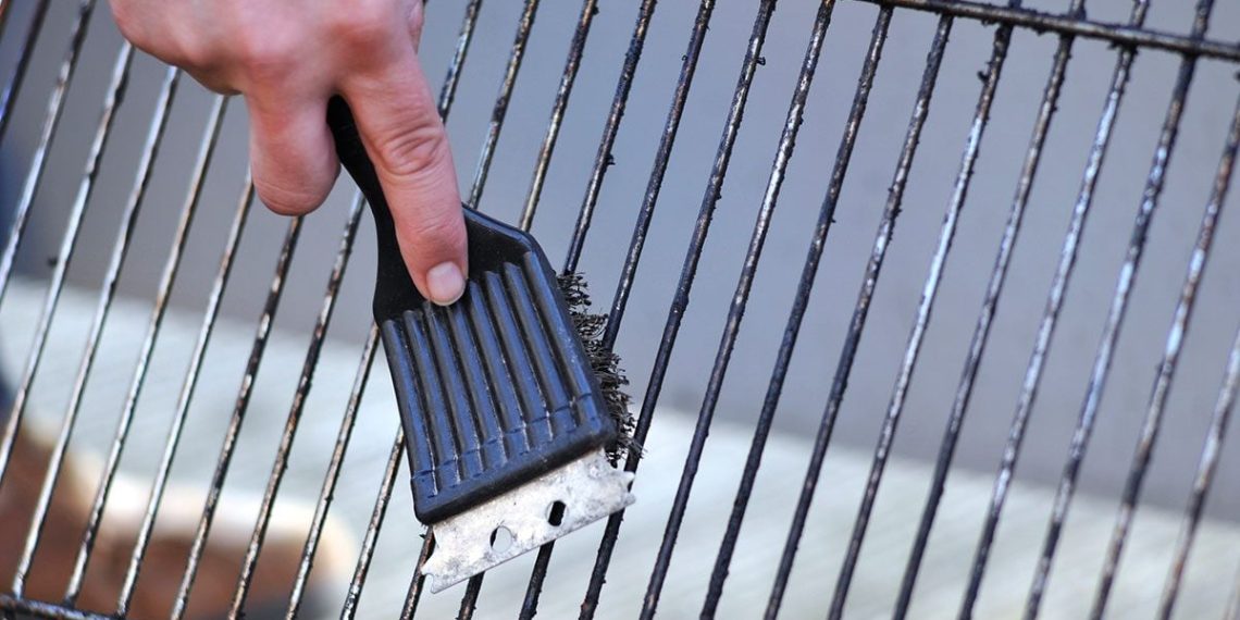 Pelajari cara efektif membersihkan besi panggangan yang berminyak dan penuh noda gosong dengan deterjen atau cuka & soda kue. (Foto: wakila/Getty Images)