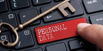 Kontroversi doxing antar fans K-pop di media sosial termasuk bullying dan dapat berimplikasi hukum. Psikolog beri peringatan.