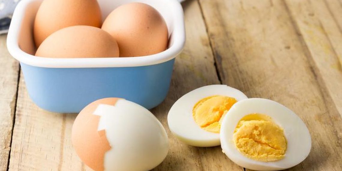Telur bisa direbus atau dikukus untuk sarapan. Simak penjelasan lengkap metode mana yang lebih sehat dan bagaimana pengaruhnya terhadap tekstur dan nutrisi. (Foto: Getty Images/iStockphoto/fcafotodigital)