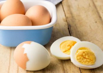 Telur bisa direbus atau dikukus untuk sarapan. Simak penjelasan lengkap metode mana yang lebih sehat dan bagaimana pengaruhnya terhadap tekstur dan nutrisi. (Foto: Getty Images/iStockphoto/fcafotodigital)