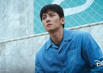 Ji Chang Wook membandingkan peran di Fabricated City dan The Manipulated. Temukan perbedaan akting dan pendekatan karakter yang ia lakukan. (Foto: Disney Hotstar)