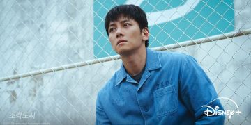 Ji Chang Wook membandingkan peran di Fabricated City dan The Manipulated. Temukan perbedaan akting dan pendekatan karakter yang ia lakukan. (Foto: Disney Hotstar)