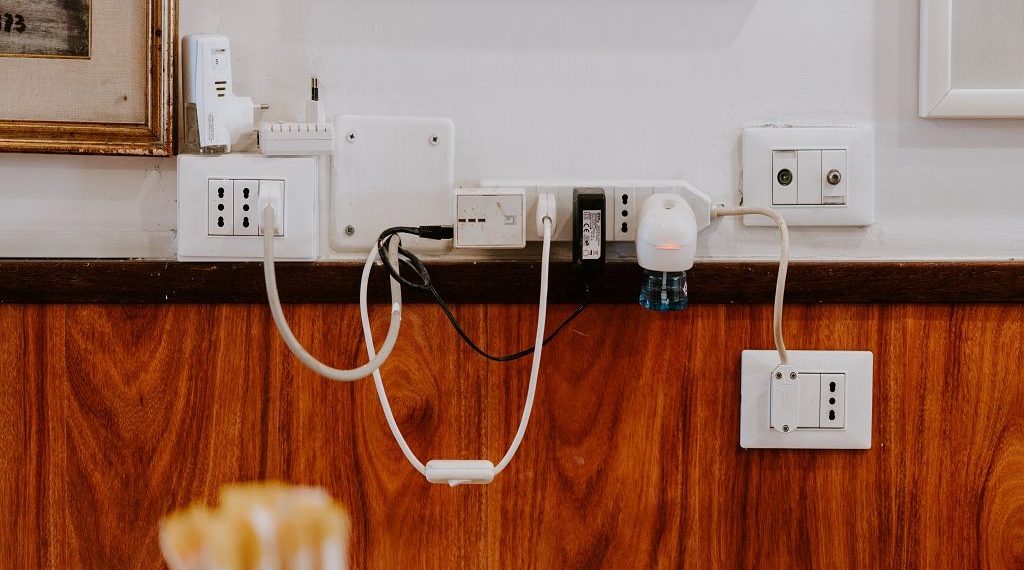 Kenali tanda kebocoran listrik di rumah dan cara pencegahannya agar aman dari risiko korsleting dan tagihan membengkak. (Foto: inscom.co.id)