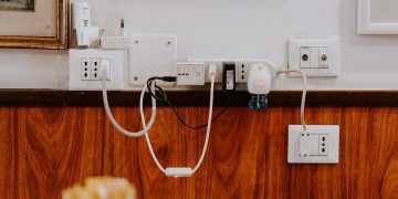 Kenali tanda kebocoran listrik di rumah dan cara pencegahannya agar aman dari risiko korsleting dan tagihan membengkak. (Foto: inscom.co.id)