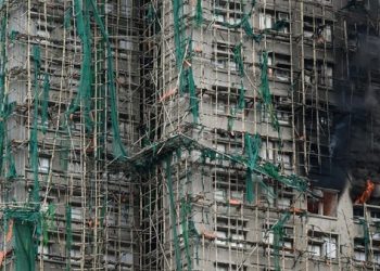 Kebakaran hebat di kompleks apartemen Hong Kong melibatkan 140 WNI pekerja rumah tangga; 61 terkonfirmasi, puluhan lainnya masih diverifikasi. (Foto: AFP/PETER PARKS)