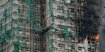 Kebakaran hebat di kompleks apartemen Hong Kong melibatkan 140 WNI pekerja rumah tangga; 61 terkonfirmasi, puluhan lainnya masih diverifikasi. (Foto: AFP/PETER PARKS)