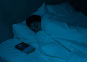 Tidur dalam kondisi gelap bantu jaga kesehatan jantung dan turunkan risiko penyakit kardiovaskular. Simak tips tidur sehat berikut. (Foto: Pexels)