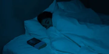 Tidur dalam kondisi gelap bantu jaga kesehatan jantung dan turunkan risiko penyakit kardiovaskular. Simak tips tidur sehat berikut. (Foto: Pexels)