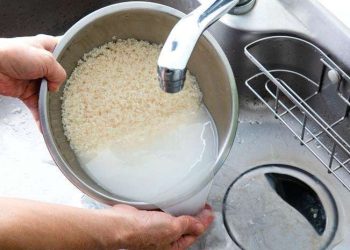 Hindari mencuci beras langsung di panci rice cooker untuk mencegah kerusakan lapisan antilengket dan risiko kesehatan. (Foto: nova.grid.id)