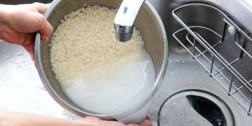 Hindari mencuci beras langsung di panci rice cooker untuk mencegah kerusakan lapisan antilengket dan risiko kesehatan. (Foto: nova.grid.id)