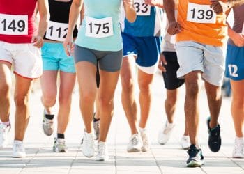 Ingin menaklukkan lari 5K? Ikuti panduan latihan empat minggu ini untuk pemula agar bisa berlari lebih kuat dan konsisten hingga garis finish. (Foto: Getty Images)