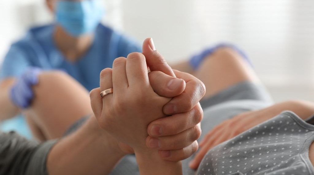 Persalinan normal memiliki risiko perdarahan lebih rendah, pemulihan cepat, dan membantu kekebalan bayi lewat flora dari ibu.