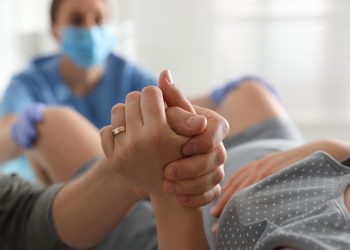 Persalinan normal memiliki risiko perdarahan lebih rendah, pemulihan cepat, dan membantu kekebalan bayi lewat flora dari ibu.