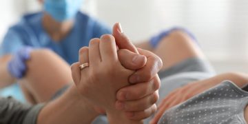 Persalinan normal memiliki risiko perdarahan lebih rendah, pemulihan cepat, dan membantu kekebalan bayi lewat flora dari ibu.