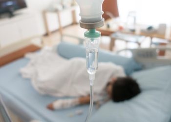 Kasus bocah 11 tahun yang mengalami stroke usai cedera kecil di sekolah mengungkap risiko tersembunyi pada anak. Simak penjelasan medis dan faktor penyebabnya. (Foto: iStock)