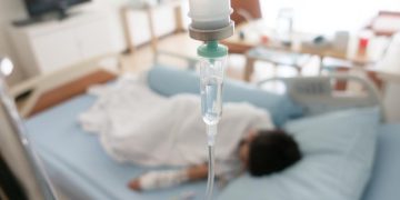 Kasus bocah 11 tahun yang mengalami stroke usai cedera kecil di sekolah mengungkap risiko tersembunyi pada anak. Simak penjelasan medis dan faktor penyebabnya. (Foto: iStock)