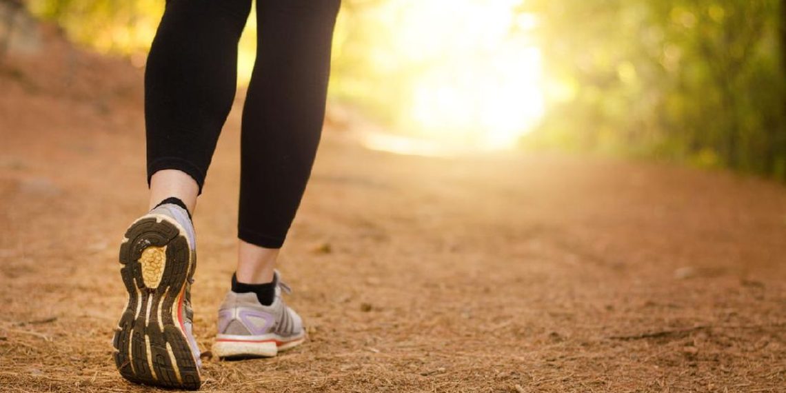 Jalan kaki sebanyak 3.000 langkah sehari bisa menurunkan risiko kematian dini dan memperlambat penuaan otak. Pelajari manfaatnya di sini. (Foto: iStock)