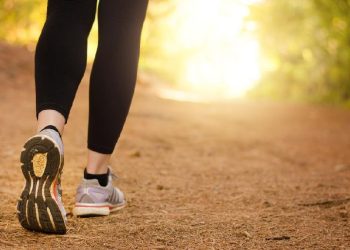 Jalan kaki sebanyak 3.000 langkah sehari bisa menurunkan risiko kematian dini dan memperlambat penuaan otak. Pelajari manfaatnya di sini. (Foto: iStock)