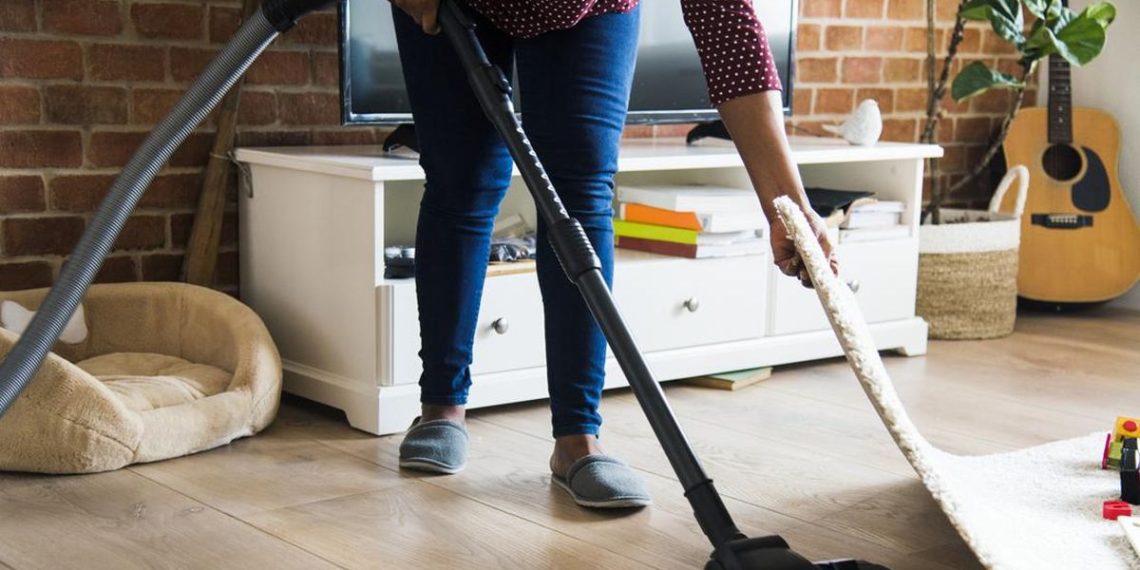 Bersihkan delapan area rumah setiap bulan seperti kipas, ventilasi, tirai, dan mesin cuci untuk menjaga udara tetap sehat dan bebas debu. (Foto: Getty Images/iStockphoto/Rawpixel)