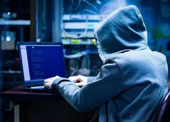 Dua profesional keamanan siber di AS didakwa serangan ransomware, menyoroti risiko internal di dunia digital dan pentingnya prinsip Zero Trust. (Foto: orfonline.org)