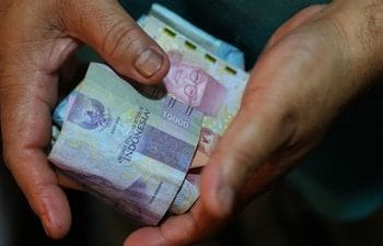 BPS mencatat pengeluaran rata-rata penduduk Indonesia pada 2025 mencapai Rp 1,06 juta per bulan. Kenaikan ini turut berpengaruh pada peningkatan IPM nasional. (Foto: Getty Images/Bloomberg).