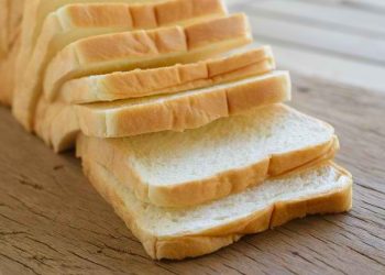 Pelajari cara menyimpan roti tawar di kulkas agar tidak cepat keras. Ikuti teknik pembungkusan yang benar supaya roti tetap lembut dan awet berbulan bulan. (Foto: Alodokter)