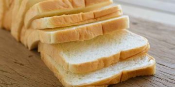 Pelajari cara menyimpan roti tawar di kulkas agar tidak cepat keras. Ikuti teknik pembungkusan yang benar supaya roti tetap lembut dan awet berbulan bulan. (Foto: Alodokter)