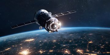 Google tengah mengembangkan Project Suncatcher, pusat data AI bertenaga surya yang akan beroperasi di luar angkasa demi efisiensi energi global. (Foto: Getty Images)