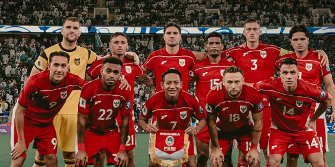 Ranking FIFA terbaru menempatkan Indonesia di posisi 122 dunia, tetap di bawah Malaysia yang naik dua tingkat setelah hasil positif di kualifikasi Piala Asia. (Foto: sport.fin.co.id)