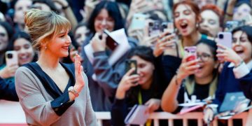 (Jennifer Lawrence mengaku kini berhati-hati membahas politik usai pengalamannya saat era Trump. Ia tak ingin opini politik memengaruhi kariernya di film. Foto: REUTERS / Remo Casilli)