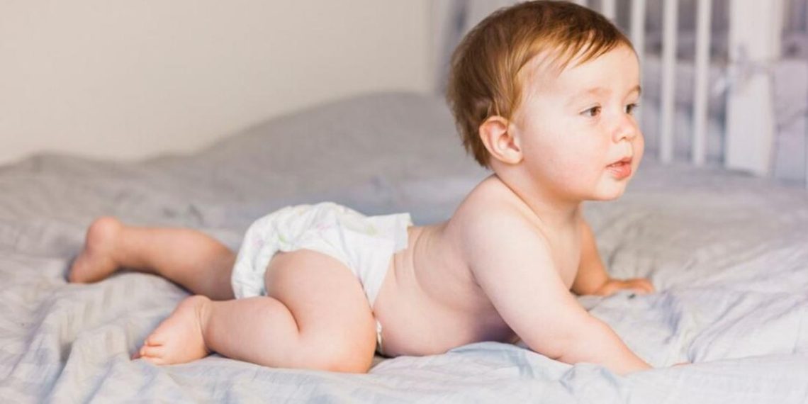 Popok tipis disebut lebih aman untuk motorik bayi dan mendukung eksplorasi. Para ahli menjelaskan kenapa popok tebal bisa menghambat belajar berjalan. (Foto: Freepik)