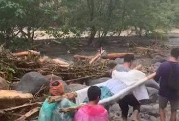 Tim gabungan menemukan jenazah korban banjir di Sungai Batang Anai, Padang Pariaman. Pencarian masih berlanjut untuk mengidentifikasi dan mengevakuasi korban lainnya. (Foto: iNews)