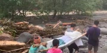 Tim gabungan menemukan jenazah korban banjir di Sungai Batang Anai, Padang Pariaman. Pencarian masih berlanjut untuk mengidentifikasi dan mengevakuasi korban lainnya. (Foto: iNews)