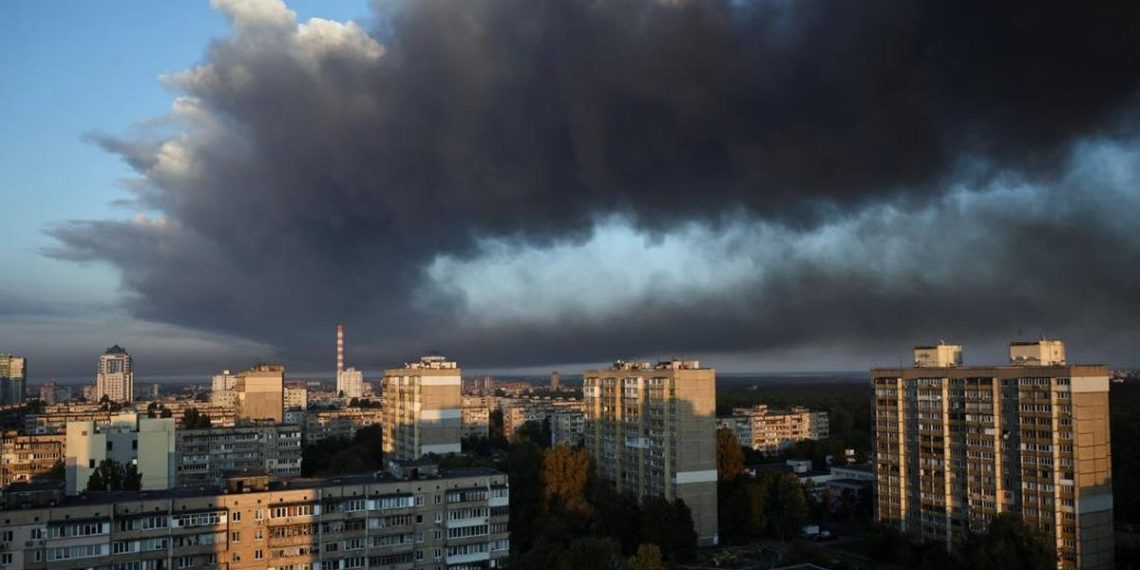 Rusia melancarkan serangan rudal dan drone ke Kyiv, menewaskan warga, Zelensky mengecam sebagai upaya keji menyebarkan teror. (Foto: REUTERS/Thomas Peter)