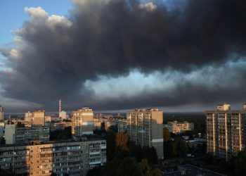 Rusia melancarkan serangan rudal dan drone ke Kyiv, menewaskan warga, Zelensky mengecam sebagai upaya keji menyebarkan teror. (Foto: REUTERS/Thomas Peter)