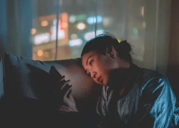 Gen Z dan Alpha makin sering menggunakan AI untuk menilai kondisi mental, psikiater ingatkan risiko self-diagnosis dan pentingnya pendampingan keluarga. (Foto: aihub.id)