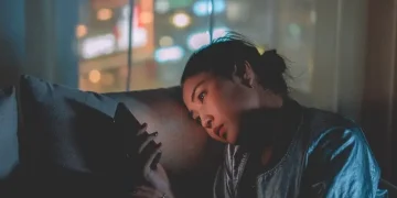 Gen Z dan Alpha makin sering menggunakan AI untuk menilai kondisi mental, psikiater ingatkan risiko self-diagnosis dan pentingnya pendampingan keluarga. (Foto: aihub.id)