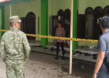 Polisi menyelidiki dugaan pelaku ledakan di SMA 72 Kelapa Gading yang diduga korban bullying. Proses olah TKP dan pemeriksaan saksi masih berlangsung. (Foto: SindoNews)