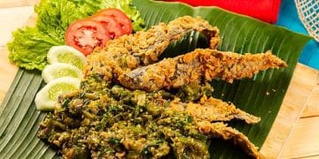 Coba resep Lele Penyet Sambal Goreng pedas gurih dengan bumbu meresap sempurna. Menu makan malam sederhana yang siap menggugah selera keluarga. (Foto: Dapur Kobe)