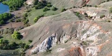 KPK menemukan tambang emas ilegal di Pulau Sebayur Besar yang berdekatan dengan Taman Nasional Komodo. Aktivitas ini dinilai membahayakan lingkungan dan pariwisata. (Foto: