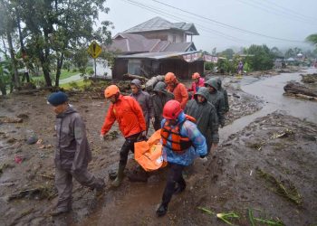 Karena banjir dan longsor, akses ke Desa Malalak Timur di Agam putus. Warga terisolir dan butuh obat serta bantuan logistik segera. (Foto: ANTARA FOTO/Iggoy el Fitra)