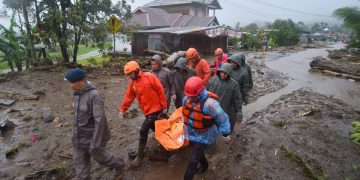 Karena banjir dan longsor, akses ke Desa Malalak Timur di Agam putus. Warga terisolir dan butuh obat serta bantuan logistik segera. (Foto: ANTARA FOTO/Iggoy el Fitra)