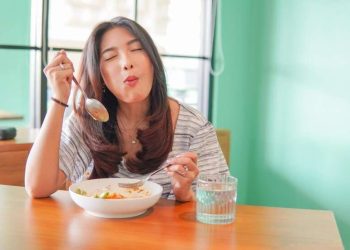 Tubuh butuh karbohidrat dan protein saat sarapan agar energi dan metabolisme optimal sebelum aktivitas. Jangan lewatkan sarapan sehat.