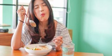 Tubuh butuh karbohidrat dan protein saat sarapan agar energi dan metabolisme optimal sebelum aktivitas. Jangan lewatkan sarapan sehat.