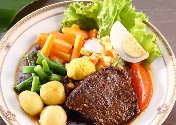 Resep Selat Solo empuk berkuah rempah praktis 60 menit untuk 4 porsi cocok menu makan siang keluarga akhir pekan dengan pelengkap sayuran segar. (Foto: Kulinear)