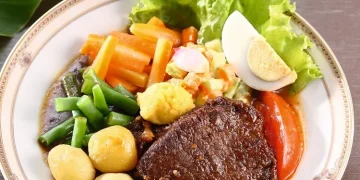 Resep Selat Solo empuk berkuah rempah praktis 60 menit untuk 4 porsi cocok menu makan siang keluarga akhir pekan dengan pelengkap sayuran segar. (Foto: Kulinear)